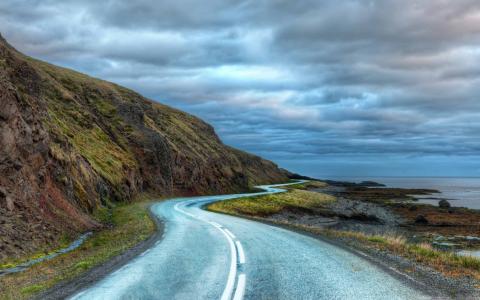 弯曲的路周围冰岛Mac壁纸