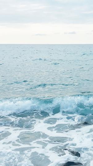 蓝色海洋波浪海泡沫iPhone 6+高清壁纸