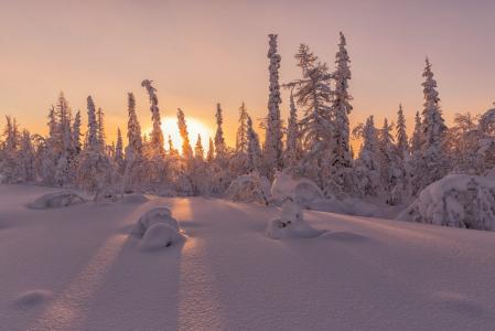 日落黄昏下的美丽雪景风光