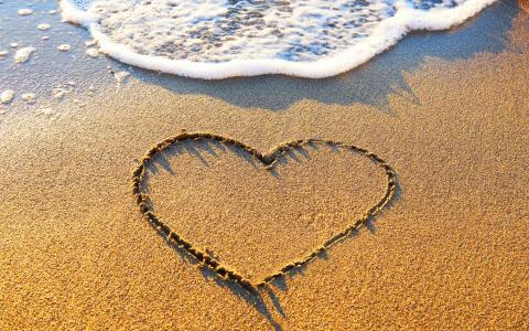 沙滩浪漫爱心电脑壁纸