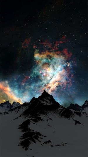 在多雪的山iPhone 5壁纸的星云