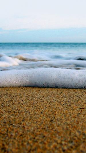 海滩沙子特写镜头iPhone 5墙纸的波浪泡沫