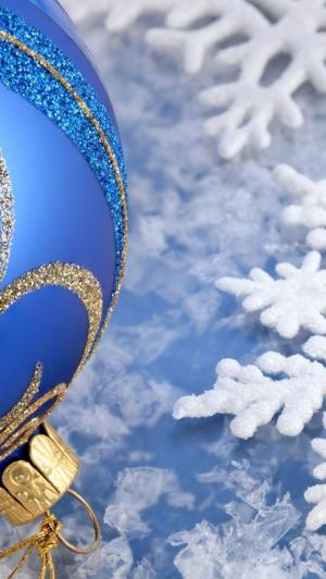 与雪iPhone 5壁纸的蓝色圣诞节球