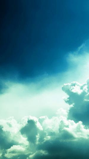 深蓝色的天空云彩iPhone 6壁纸