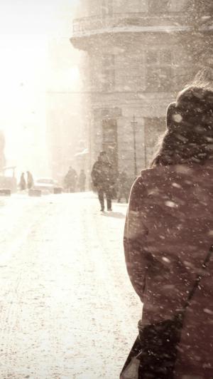 徘徊女孩冬季城市iPhone 5壁纸