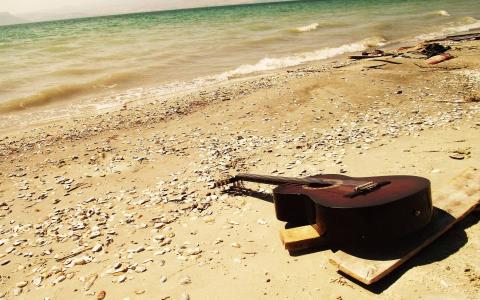 吉他在海滩的Mac壁纸