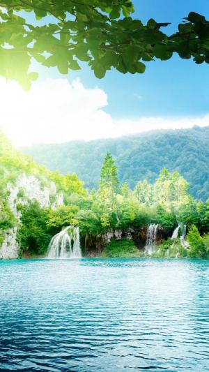 迷人的湖瀑布蓝天iPhone 6 Plus高清壁纸