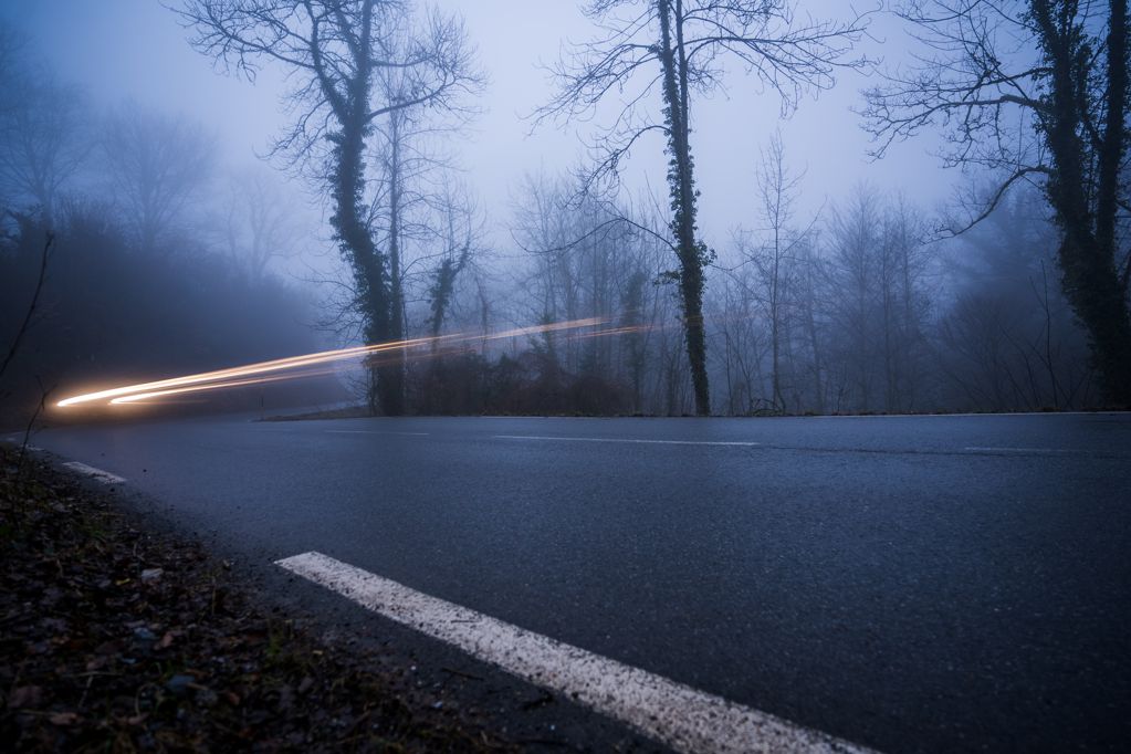晨雾笼罩的山林公路