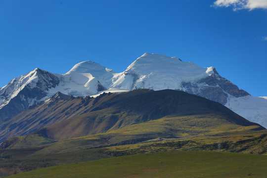 西藏念青唐古拉山峦光景图片