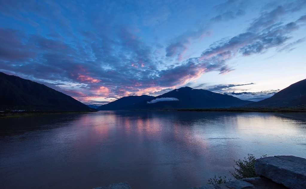 西藏尼洋河景物图片