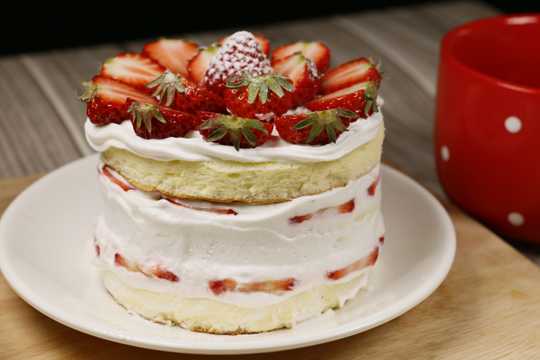 美味可口的草莓蛋糕图片
