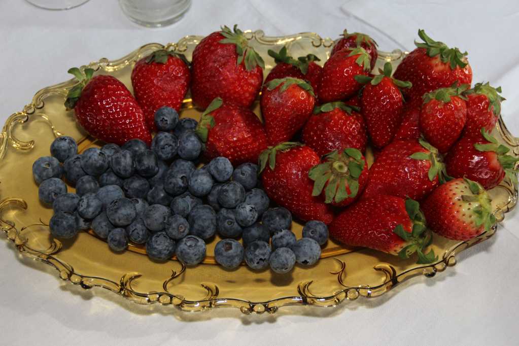 新鲜的蓝莓和草莓