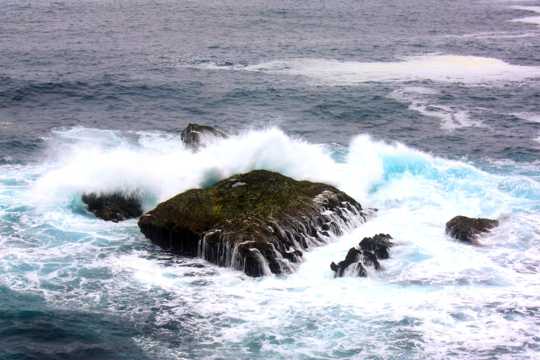 大海波浪击石图片