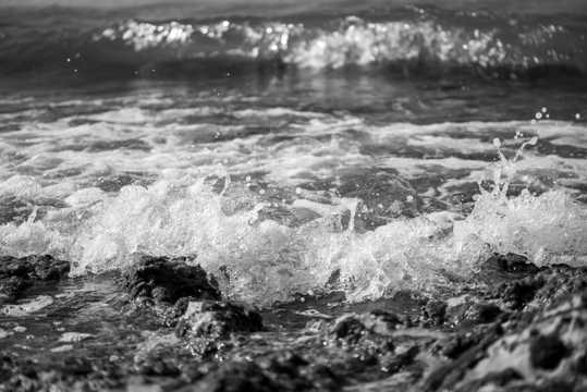 海洋涌动的波浪图片
