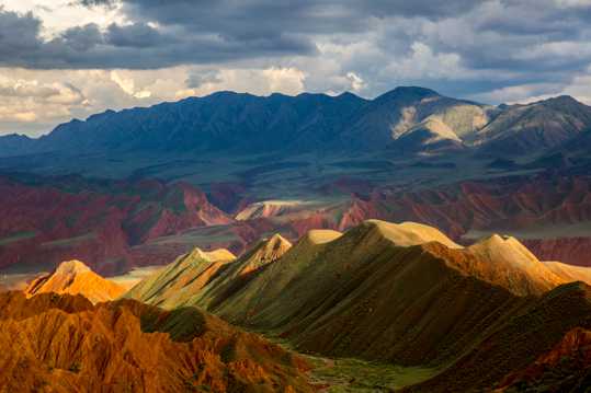 新疆努尔加大峡谷雨后景致图片