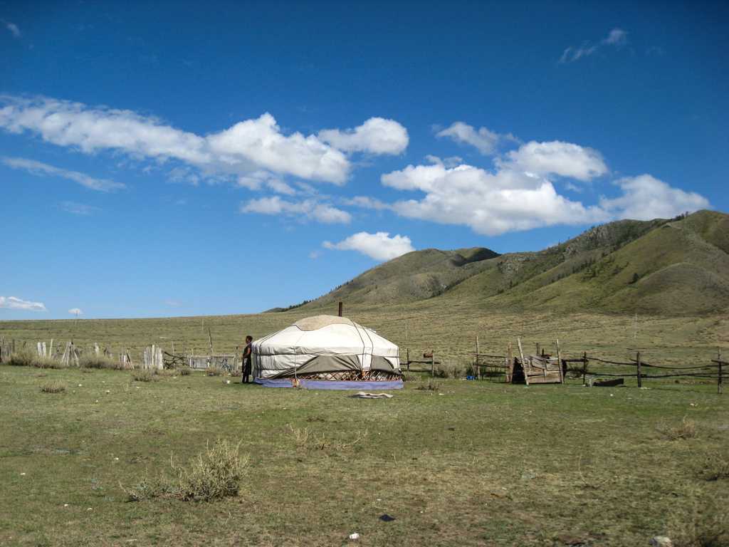 内蒙古草坪上的蒙古包图片