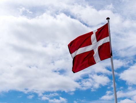 蓝天下的丹麦国旗图片