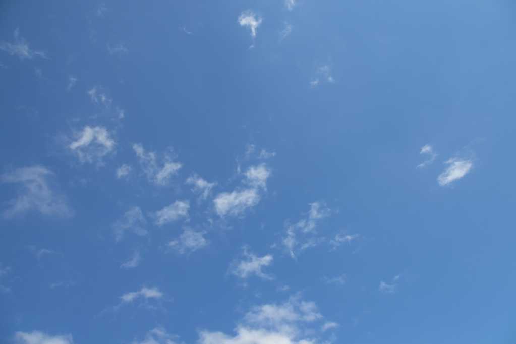 蓝天中的云海图片