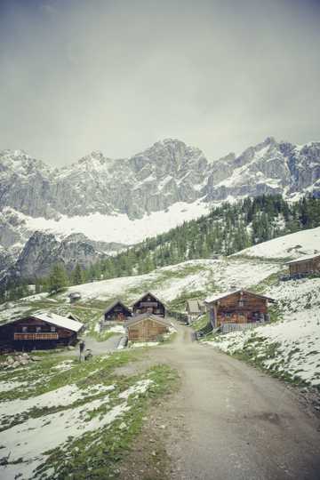 雪域高山下的小村庄图片