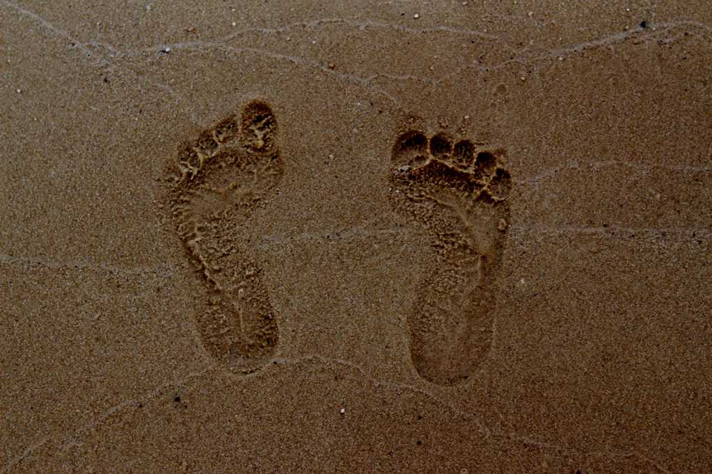 可爱的沙滩脚印图片