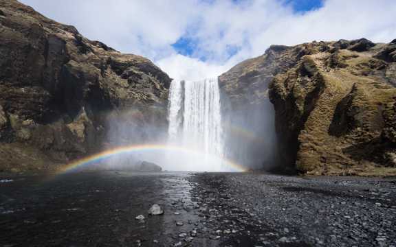 大瀑布前的彩虹图片