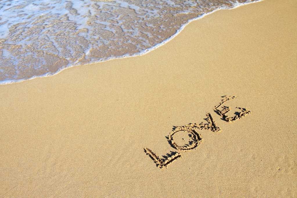 沙滩上的love英文字母图片