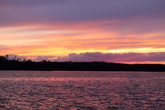 紫色日落海景拍照图
