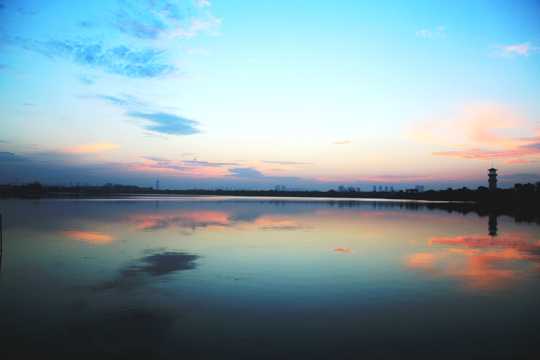 湖北汤逊湖朝阳景致图片