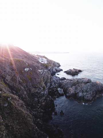 阳光下的海岸岩石图片