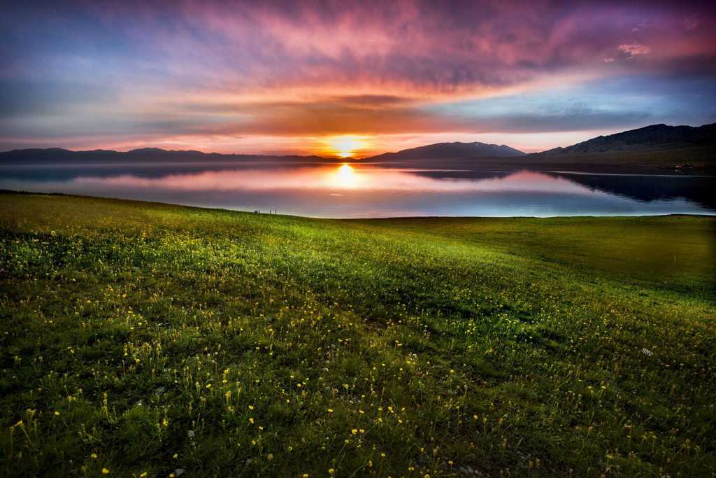新疆赛里木湖晨光景象  