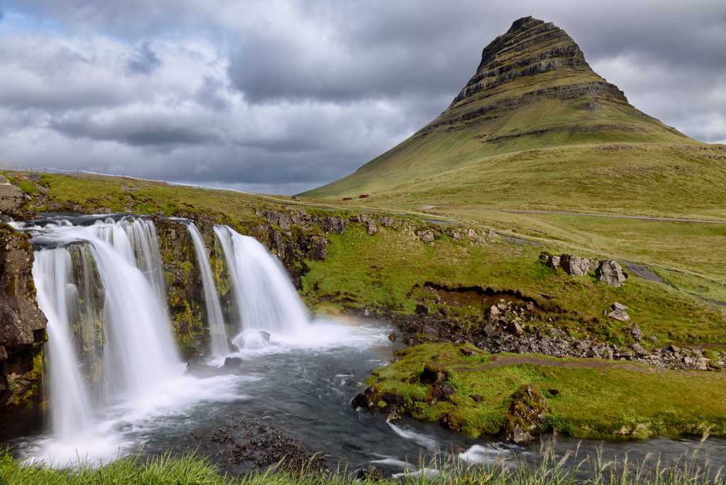 冰岛基尔丘山瀑布风光