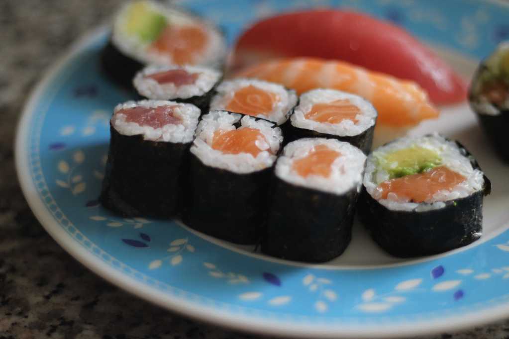 美食三文鱼寿司图片