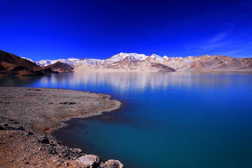 新疆布伦口白沙湖景色图片