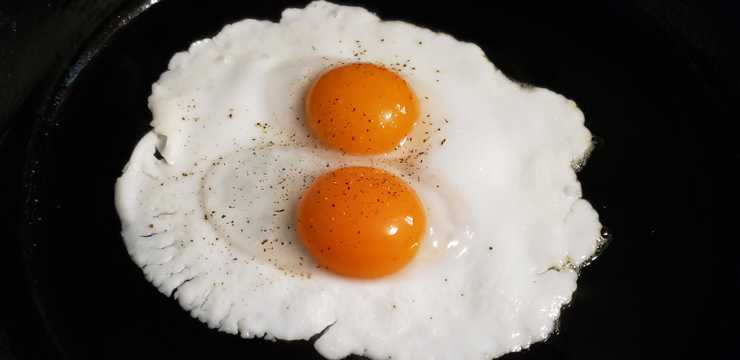 双蛋黄鸡蛋早餐图片