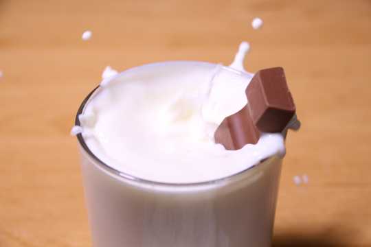 一杯白色牛奶图片