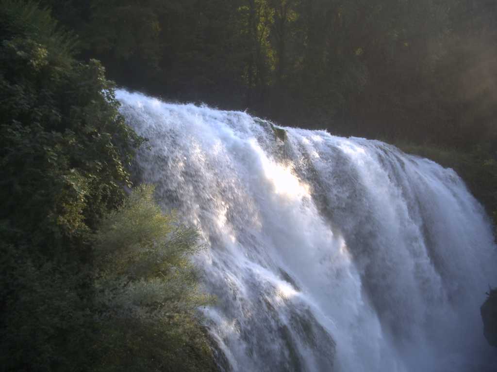阿尔马尔瀑布景致图片