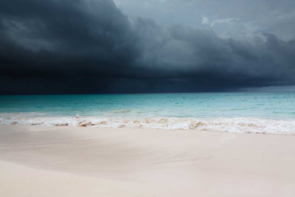 加勒比海阴天景象图片