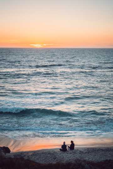 夕阳笼罩的大海图片