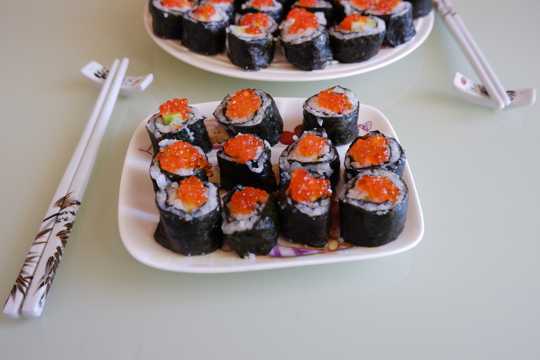 美味的鱼子寿司图片
