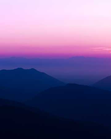 紫色夕照山峦景色图片