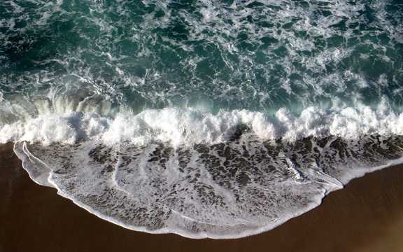 涌上沙滩的海浪