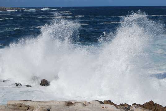海岸上掀起的大浪
