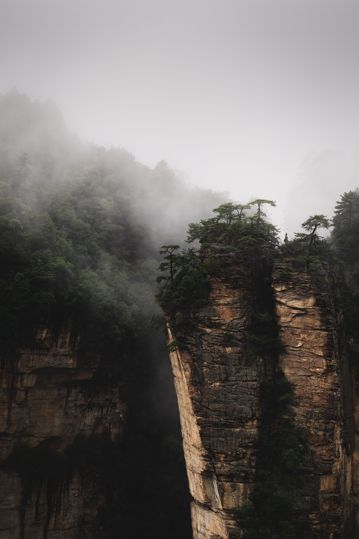 云雾缭绕的峭壁高山