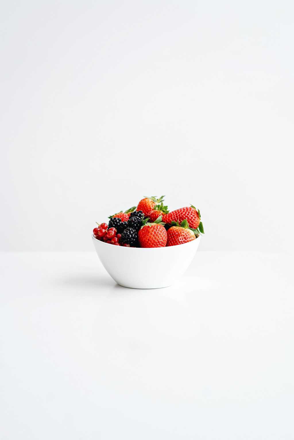 一碗新鲜草莓和桑葚