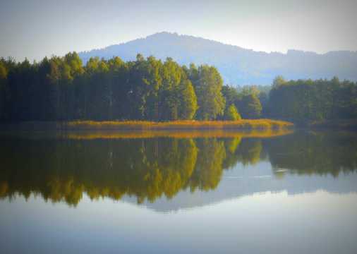 秋日的树林湖泊图片