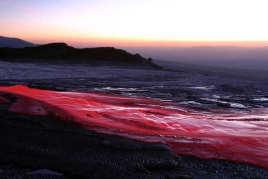 火山岩浆光景图片