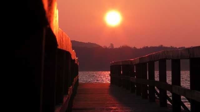 湖上朝阳日出景观