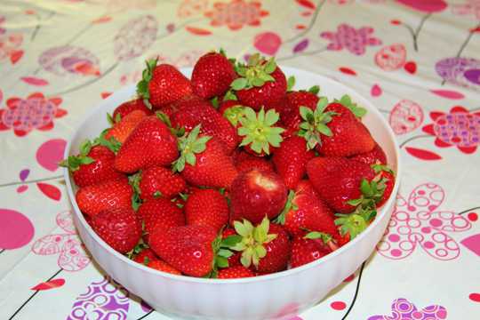 绯红水果草莓图片