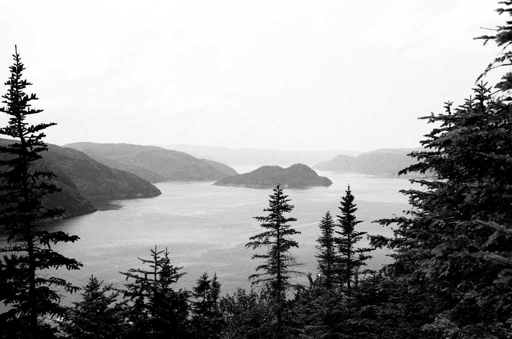 山林湖泊黑白光景图片