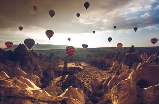 飞上天的热气球图片